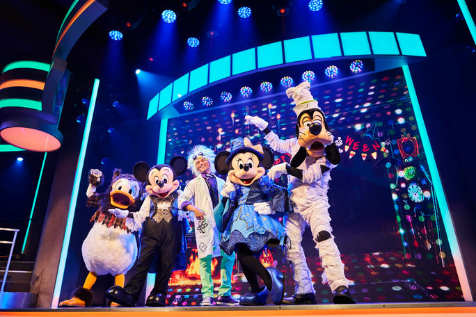 Die Besetzung von "Mickeys Süßigkeiten und Streiche" während der Halloween-Zeit im Disneyland Resort.