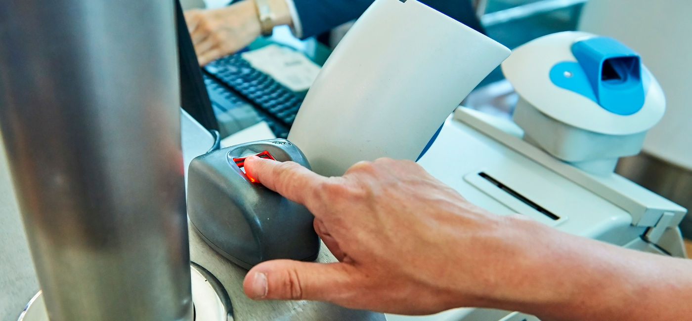 Image: Les voyages sans contact permettent aux passagers de se déplacer sans document papier comme un passeport ou une carte d’embarquement (Source: Adobe Stock/Georgy Dzyura)