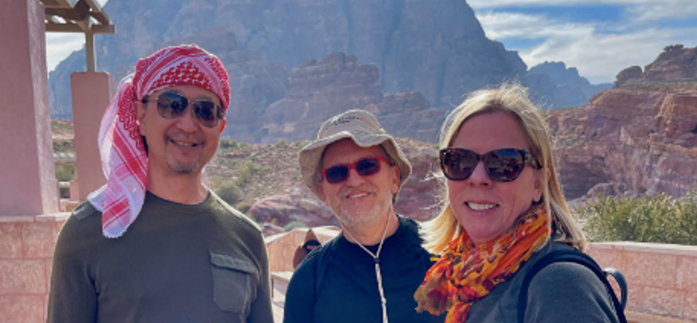 Image: Greg Takehara, ici en compagnie du gestionnaire chez Disney John Michael Beck et de la PDG de Daley & Company Kimberley Daley (Photo Credit: Bruce Parkinson)