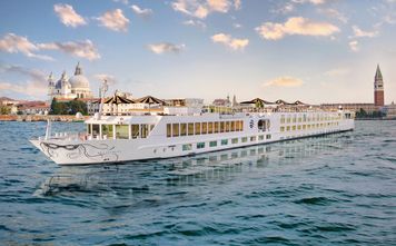 Uniworld Boutique River Cruises, venice river cruise, italy river cruise, la venezia, river cruise ships