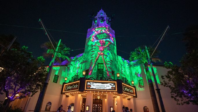 Oogie Boogie Bash im Disney California Adventure Park, Teil der Halloween Time im Disneyland Resort. Oogie Boogie Bash, Disney California Adventure Park, Halloween Time, Buena Vista Street, Disneyland Resort, Veranstaltungen nach Geschäftsschluss