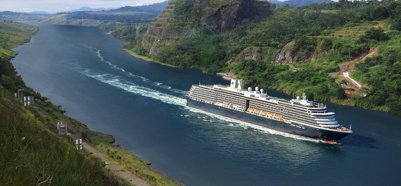 Image: Un navire de Holland America naviguant à travers le canal de Panama. (Source: Holland America Line)