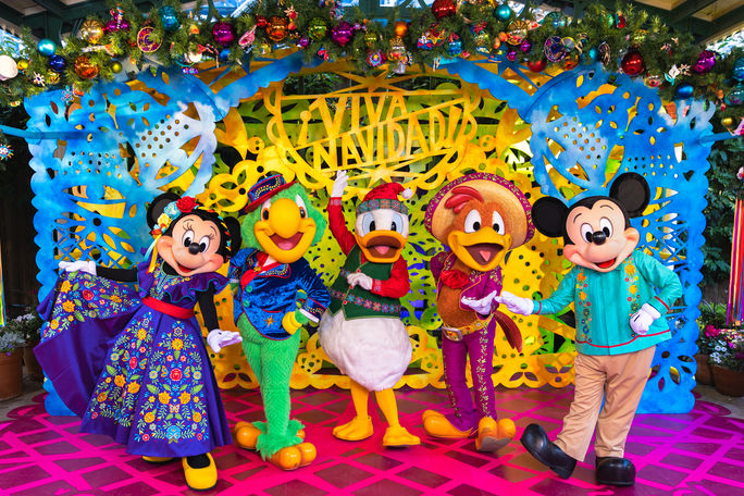 ¡Viva Navidad! Fiesta callejera en Disneyland Resort, Anaheim, California.