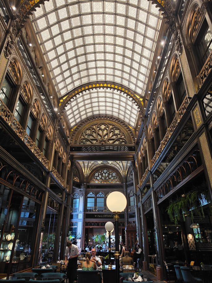 Parisi Udvar Hotel arcade