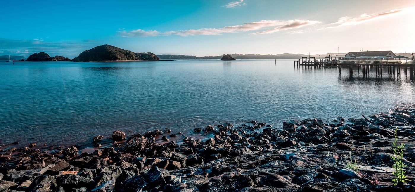 Image: Sunrise in New Zealand Paihia Beach (photo via YiuCheung / iStock / Getty Images Plus)