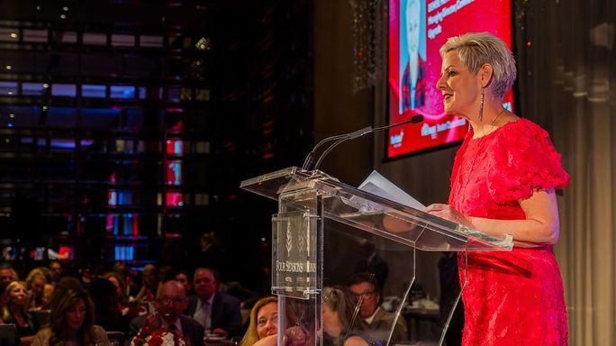 Denise Heffron accepts 2025 Travel Hall of Fame