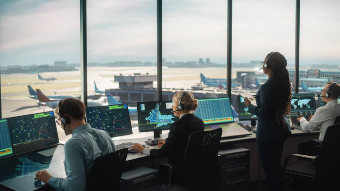 Un controlador de tráfico aéreo que trabaja en una torre de control del aeropuerto. Un controlador de tráfico aéreo que trabaja en una torre de control del aeropuerto.