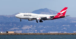 Qantas plane landing in San Francisco