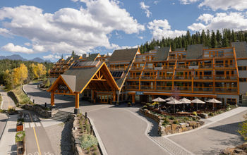 Canoe Hotel and Suites and The Otter