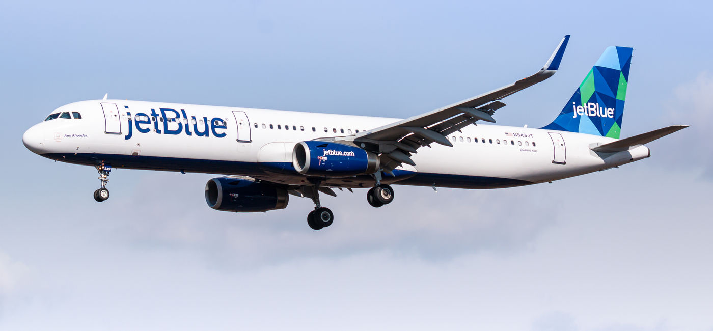 Image: JetBlue Airbus A321-200 aircraft over JFK Airport. (Photo Credit: Adobe/Lukas Wunderlich)