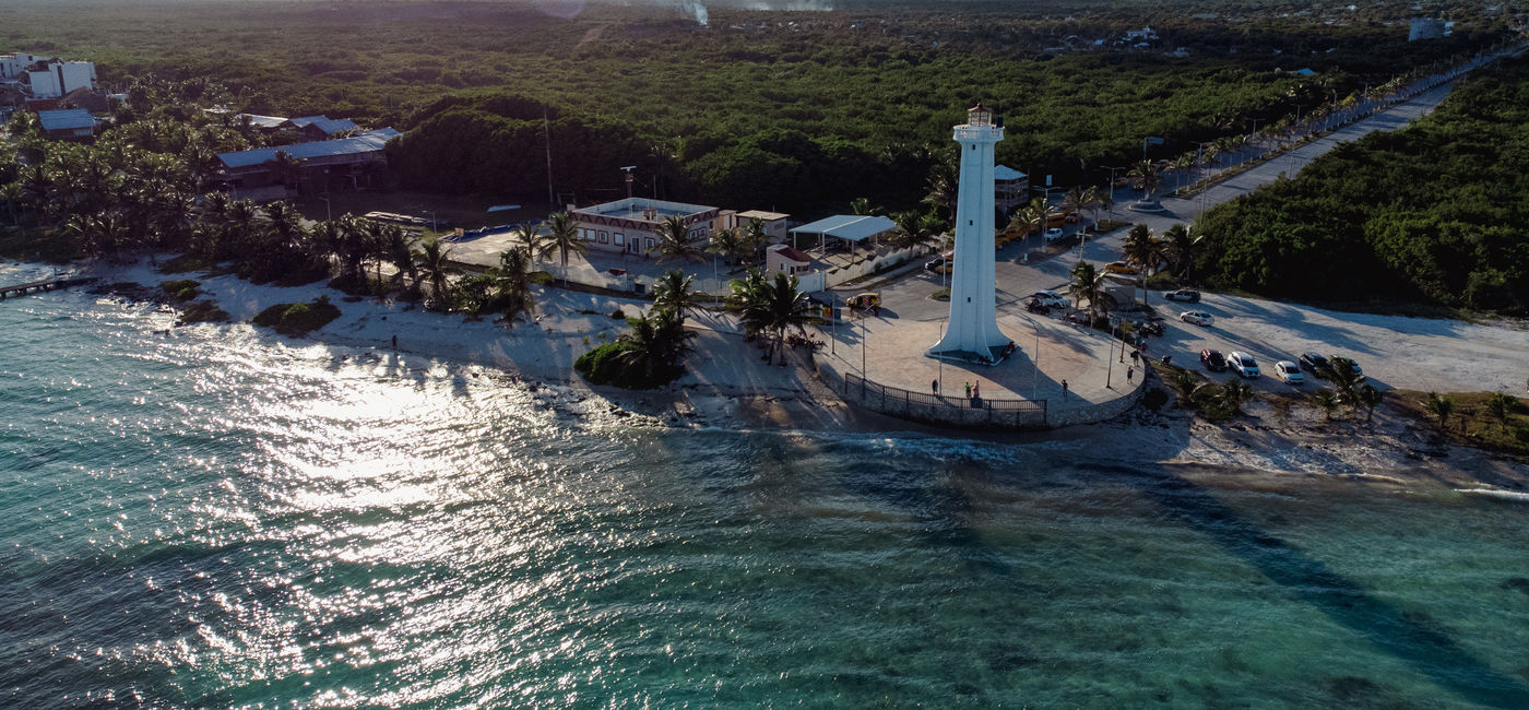 Image: Vue aérienne de Mahahual, Quintana Roo (Photo Credit: Esteban Dupinet/Adobe)