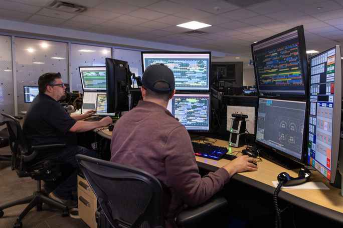 American Airlines, Smart Gating, technology, software, tools, hubs, controllers, centers, desks, operators, technicians, offices, monitors, computers
