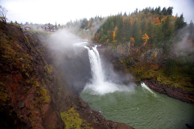 Salish Lodge & Spa Snoqualmie Falls and Salish Lodge & Spa during fall