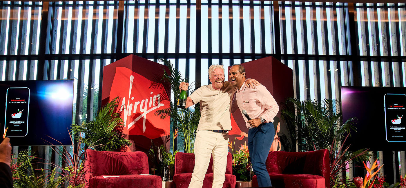 Image: La finale de Los Angeles a offert le style distinctif de Virgin Voyages, avec l’arrivée de Sir Richard Branson arrosée de champagne (Source: Virgin Voyages)