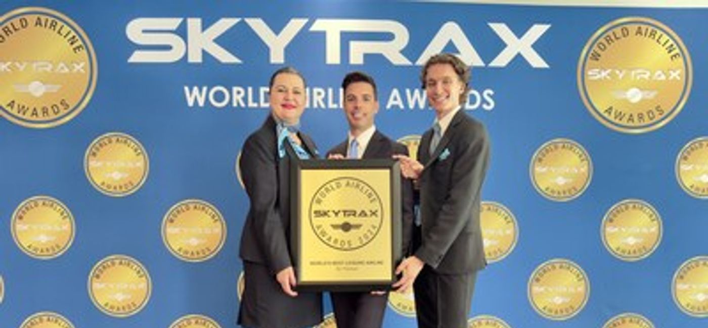 Image: Miguel Teixeira, Vice President, In-Flight Services & Customer Experience of Air Transat, with members of the Air Transat flight crew at the 2024 Skytrax World Airline Awards (CNW Group/Transat A.T. Inc.) (Photo Credit: Transat)