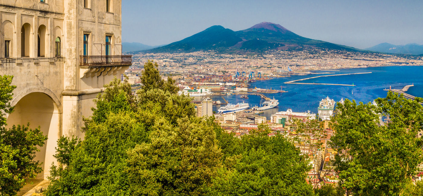 Image: The "Splendors of Southern Italy" tour starts in Naples, where guests will take part in a Neapolitan pizza-making class. (Source: Adobe Stock)