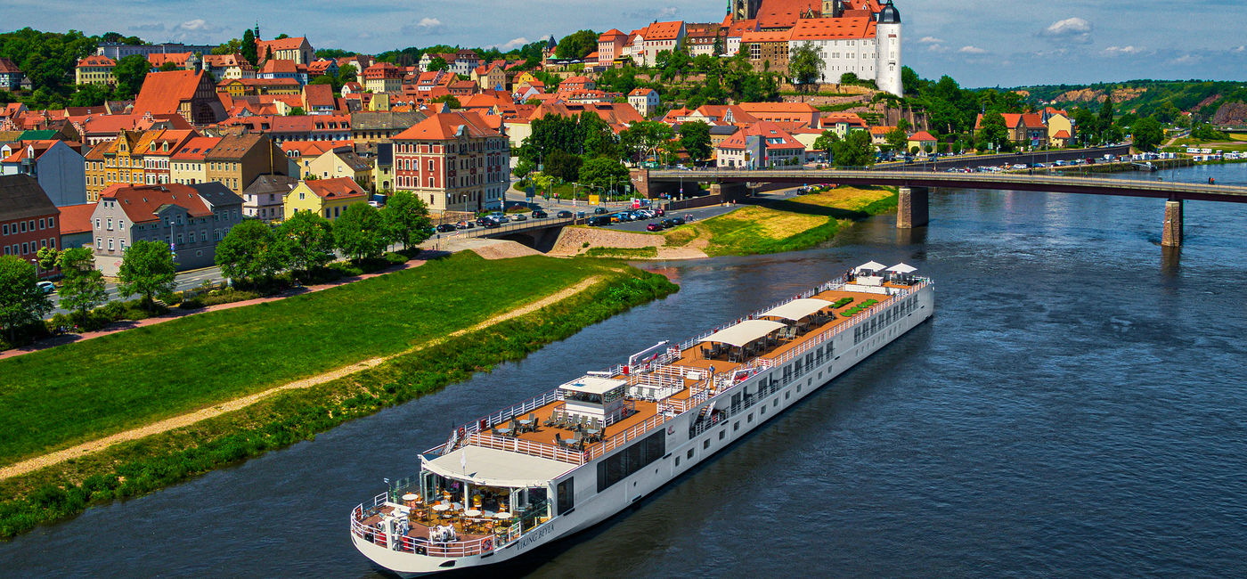 Image: Un long navire de croisière Viking navigant sur la Seine (Source: Viking)