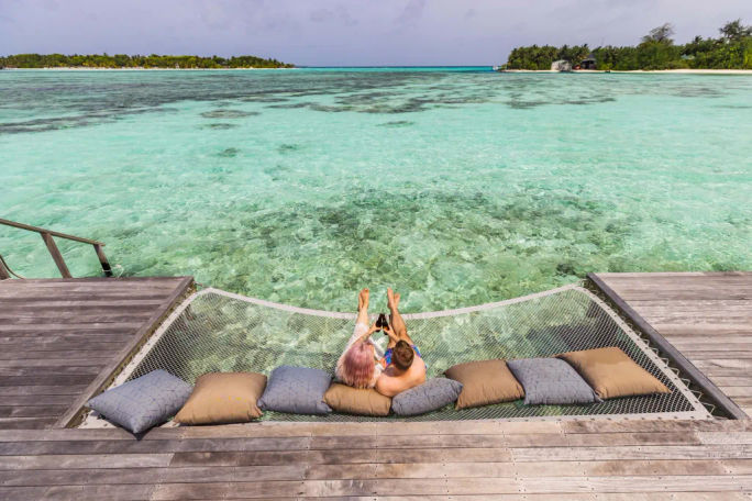 Paar macht Urlaub auf den Malediven. 