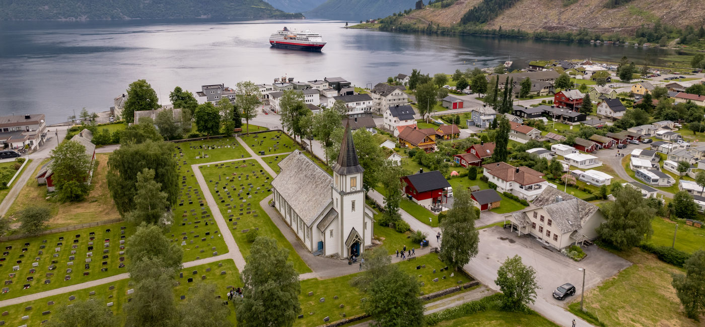 Image: Un navire Hurtigruten à Sæbø, en Norvège (Photo Credit: Michel Afflerbach / Hurtigruten)