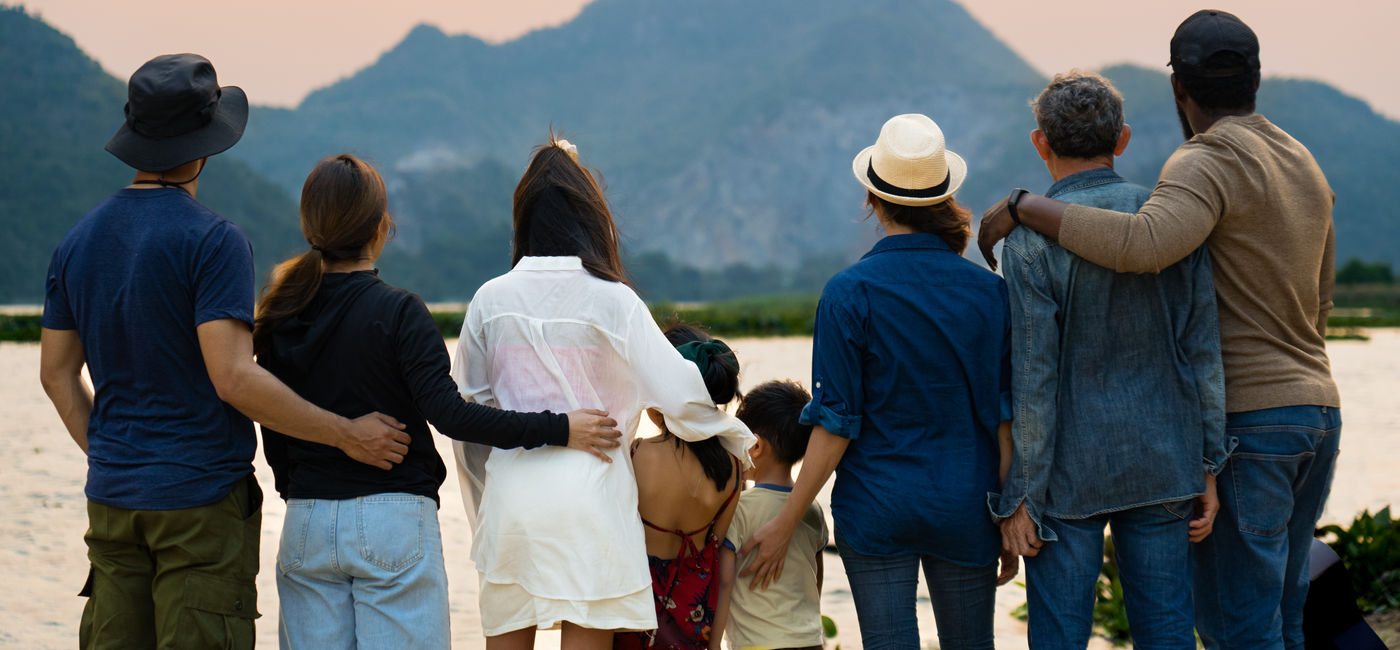 Image: Multi-gen travel family watching the sunset (Photo Credit: Adobe Stock / PINA)