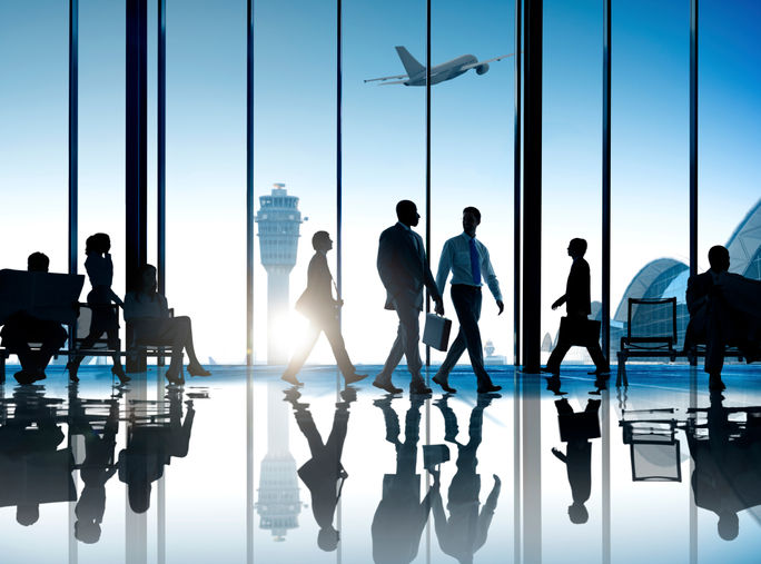 Firmen- oder Geschäftsreisende, die durch den Flughafen laufen. 