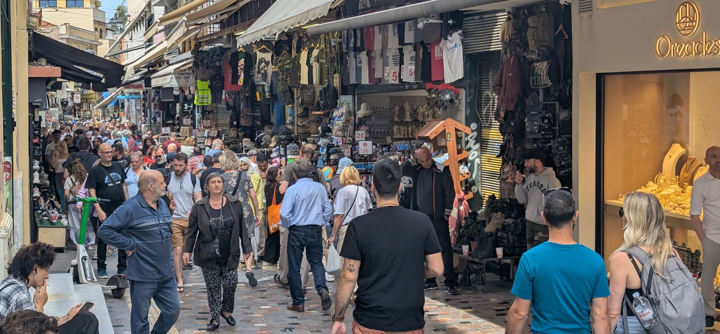 Image: Des touristes envahissent le quartier de Pláka à Athènes cette semaine (Photo Credit: Bert Archer)