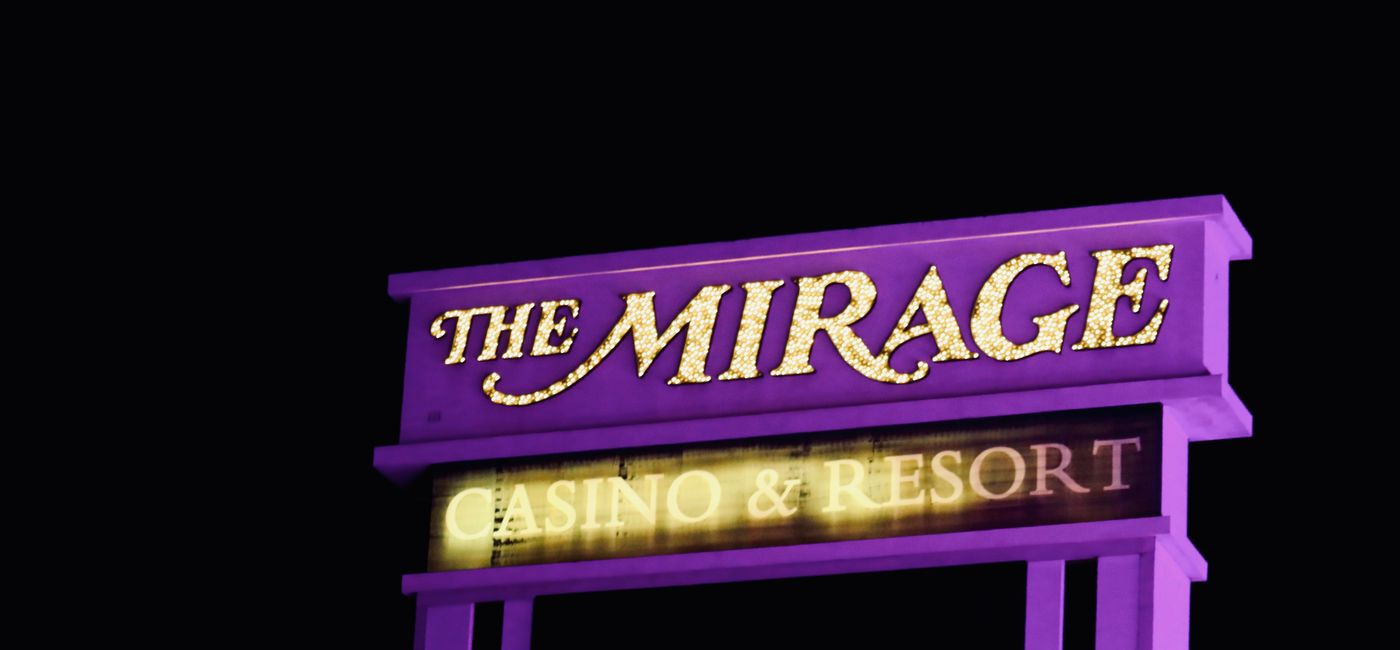 Image: Le Mirage a ouvert ses portes en 1989, premier nouvel hôtel marquant la transition de Las Vegas d’oasis grivoise pour adultes à parc thématique familial du capitalisme états-unien (Photo Credit: Douglas / Adobe Stock)