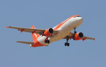EasyJet flight on approach to London, UK