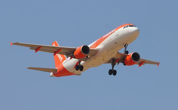 EasyJet flight on approach to London, UK