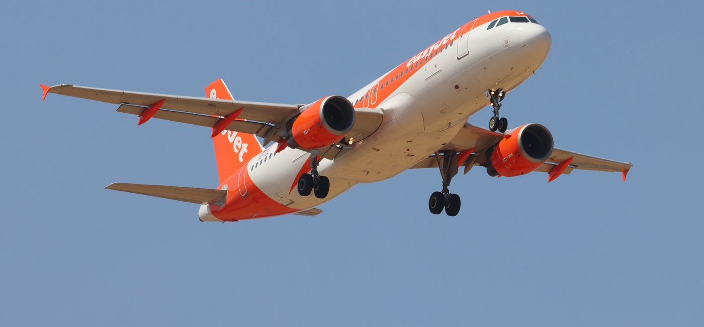 Image: EasyJet flight on approach to London, UK. (Photo Credit: Adobe/Trevor Benbrook)