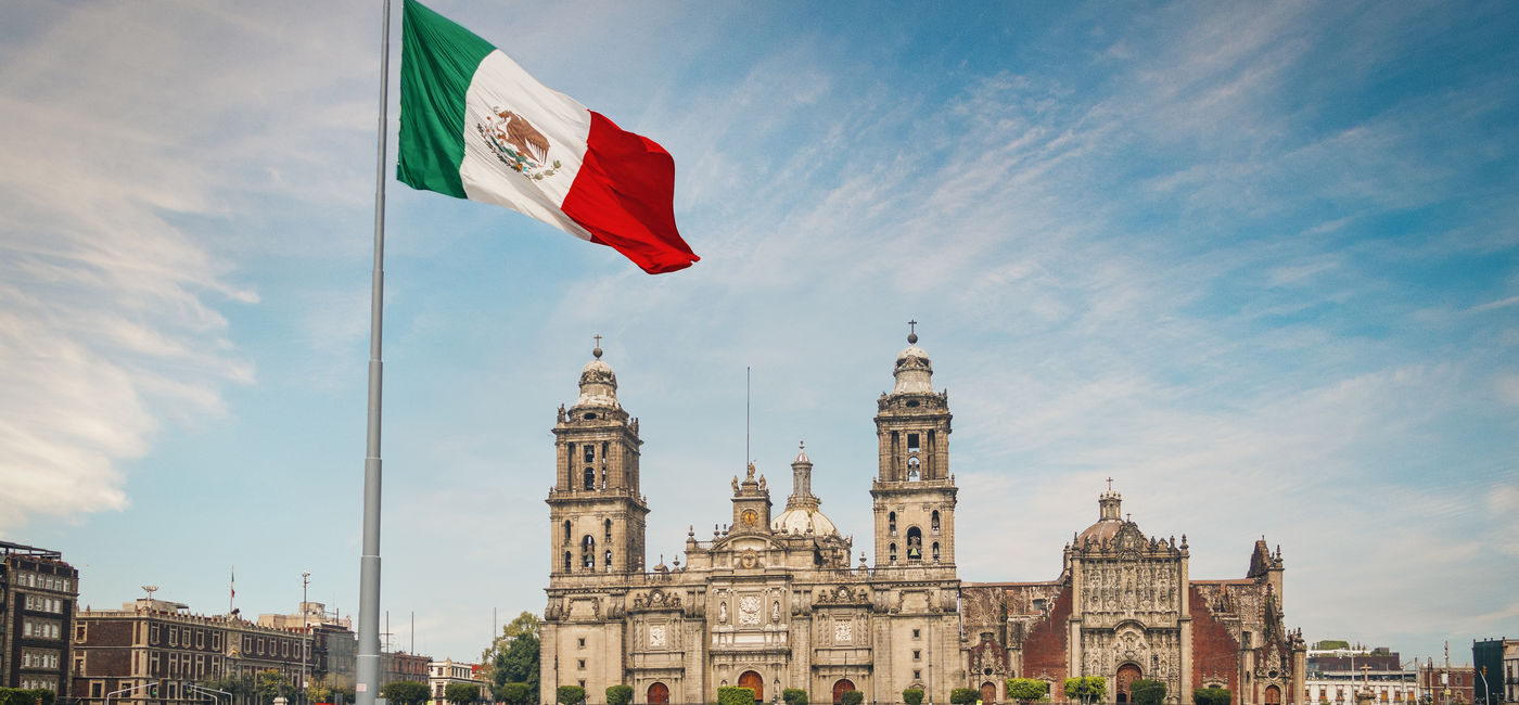 Image: Place Zócalo et cathédrale de Mexico (Source: diegograndi / Adobe Stock)