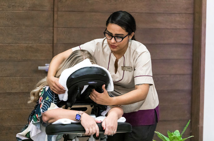 Confidant Connect LIVE 2024 attendee receives a massage