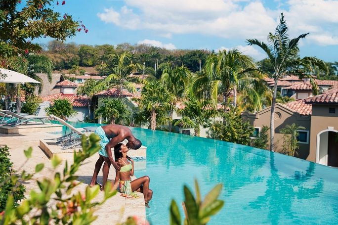Valentine's Day, Caribbean, couple, partners, kiss, romantic, romance, vacation, getaway, Sandals Resorts