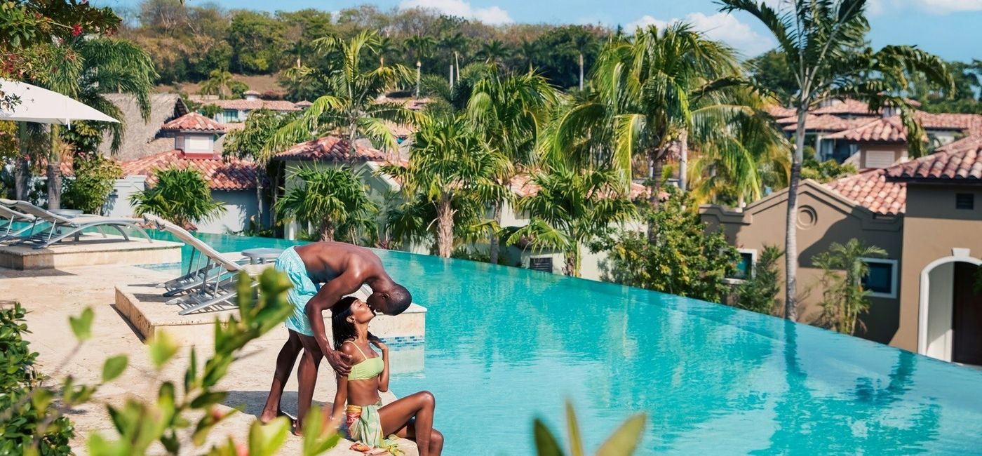 Image: Couple on a romantic Caribbean vacation at Sandals Resorts. (photo courtesy of Sandals Resorts)