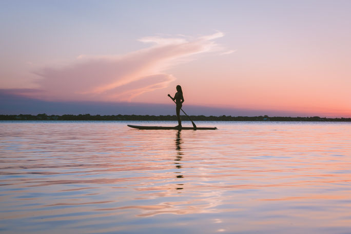 Paddleboarder in Jensen Beach im Martin County, Florida Paddleboarder in Jensen Beach im Martin County, Florida