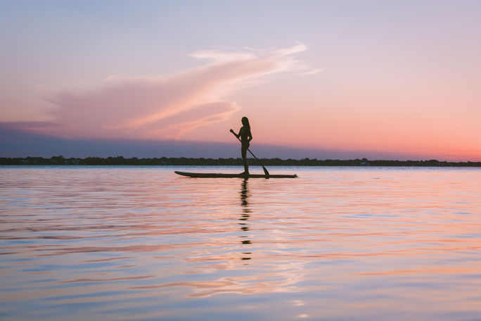 Paddleboarder in Jensen Beach im Martin County, Florida