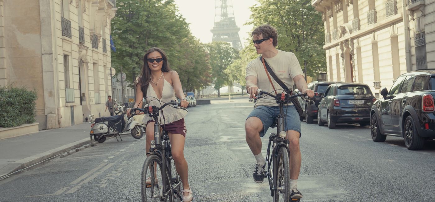 Image: Contiki travelers in Paris (Photo Credit: Contiki)
