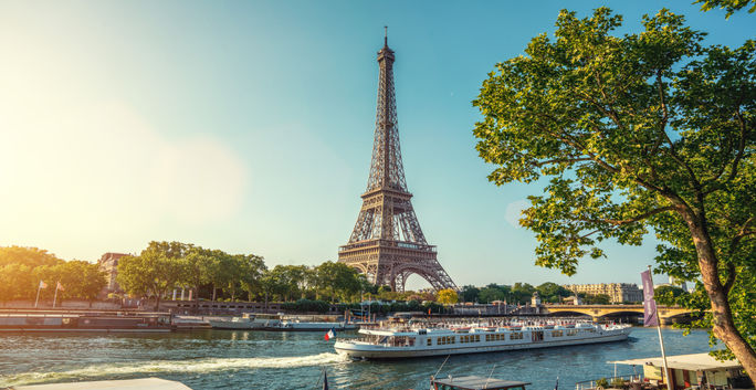 Der Eiffelturm über der Seine in Paris, Frankreich