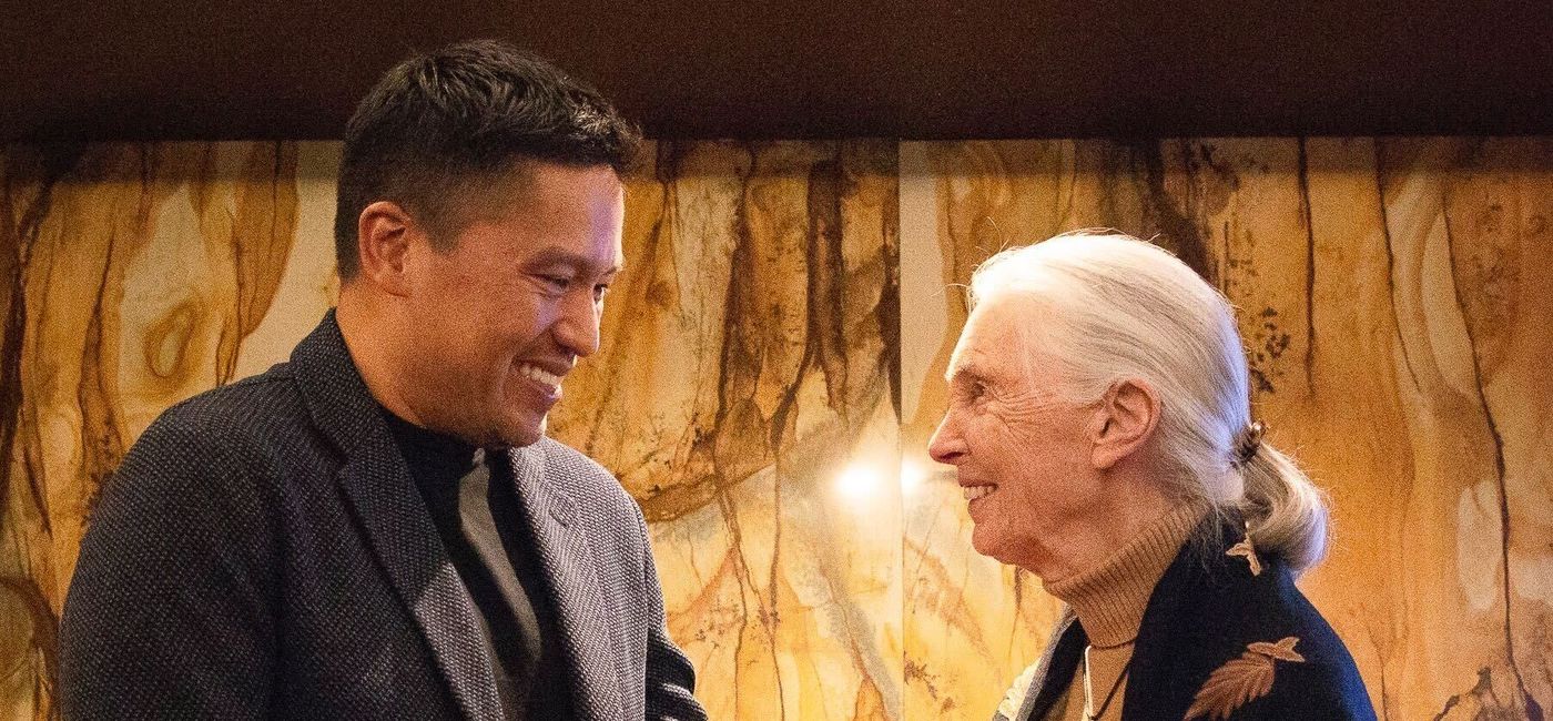 Image: La défunte Jane Goodall avec Bruce Poon Tip (Photo Credit: G Adventures)