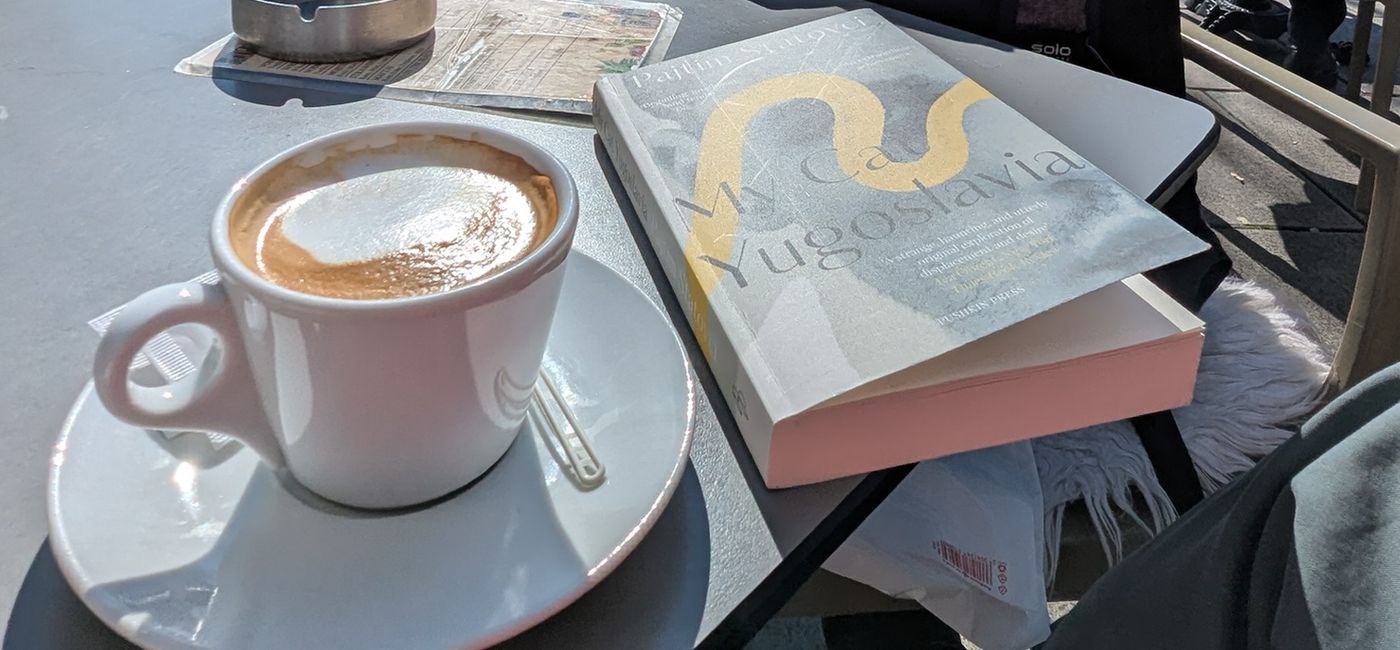 Image: Lorsqu’on se retrouve dans une ville méconnue, de taille modeste, c’est souvent sur la place publique que tout commence (Photo Credit: Bert Archer)