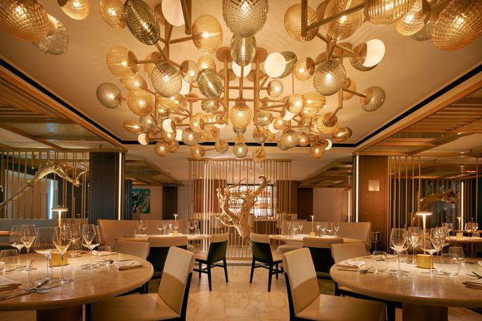 Die Gäste können die Küche mit drei renommierten Köchen mit einem mit Michelin-Stern ausgezeichneten Köche im Archipel-Restaurant von Costa schmecken. Die Gäste können die Küche mit drei renommierten Köchen mit einem mit Michelin-Stern ausgezeichneten Köche im Archipel-Restaurant von Costa schmecken.