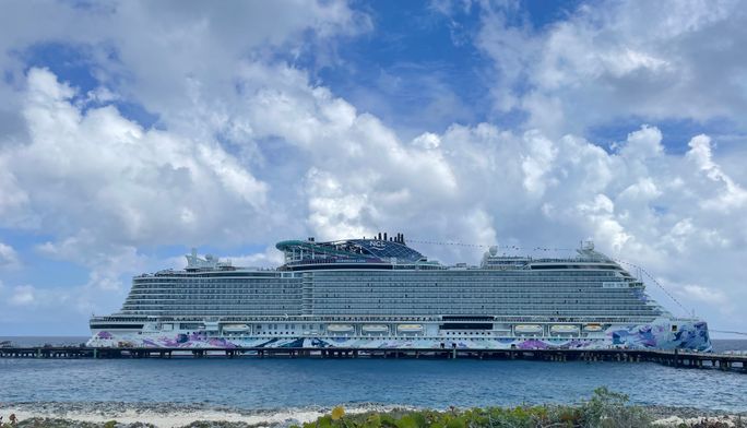 Norwegian Luna at Great Stirrup Cay, Norwegian Cruise Line's private island in the Bahamas Norwegian Luna at Great Stirrup Cay, Norwegian Cruise Line's private island in the Bahamas