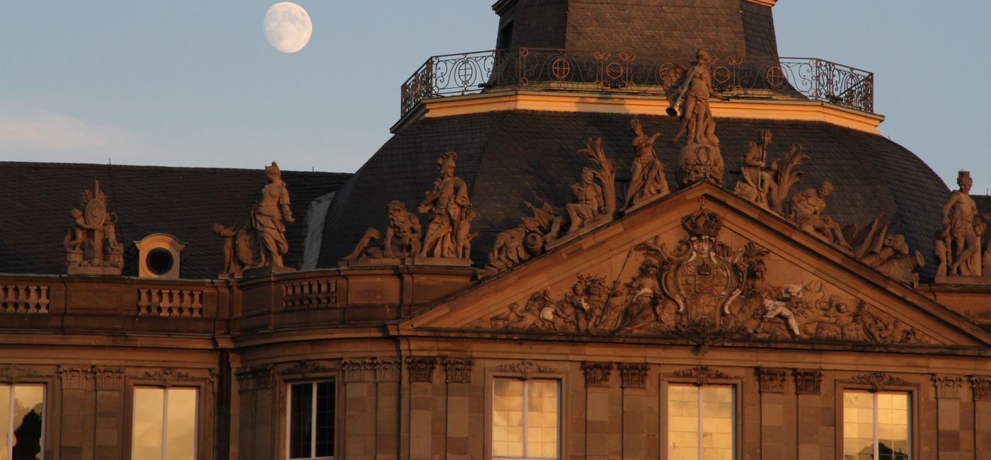Image: Lever de lune sur le Neues Schloss de Stuttgart (Photo Credit: Bert Archer)