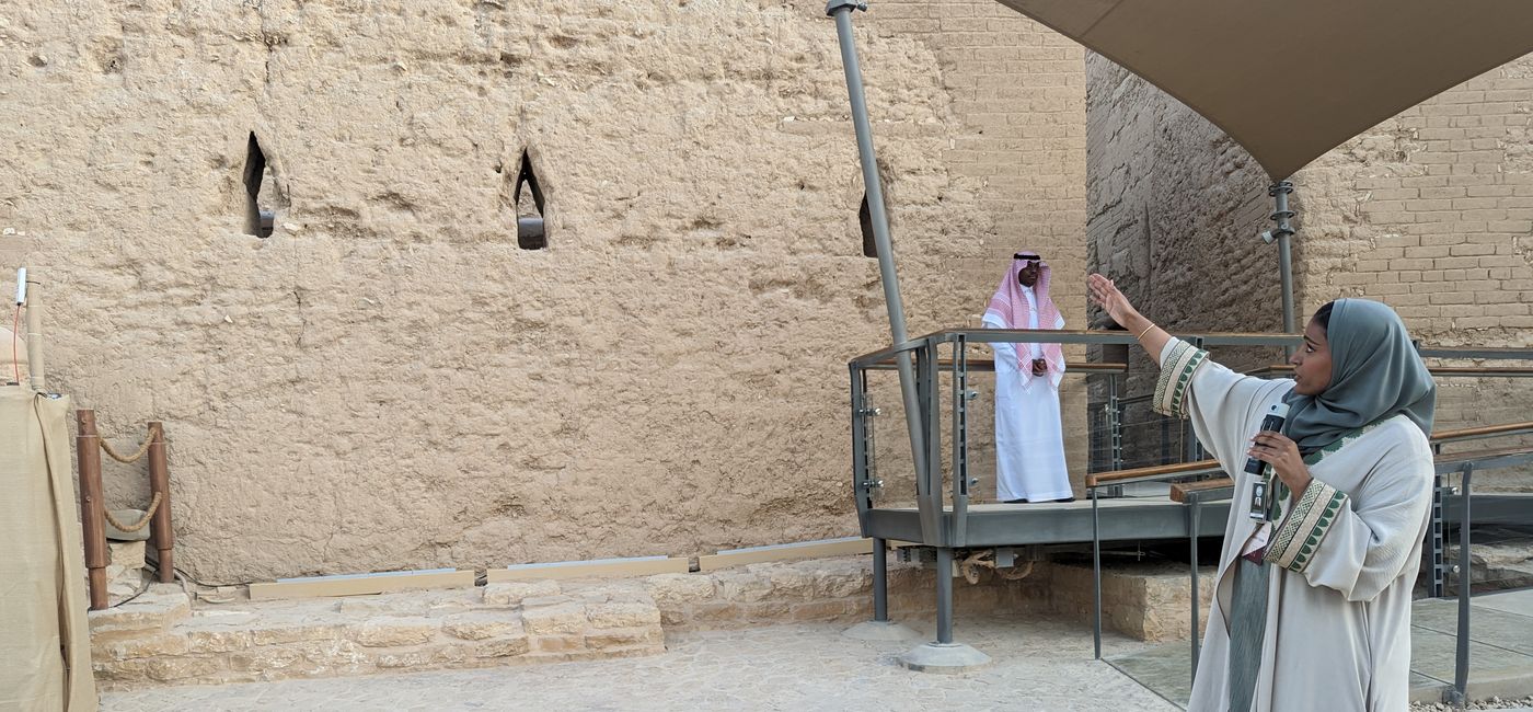 Image: Une guide fait visiter son groupe à Diriyah, près d’AlUla (Photo Credit: Bert Archer)