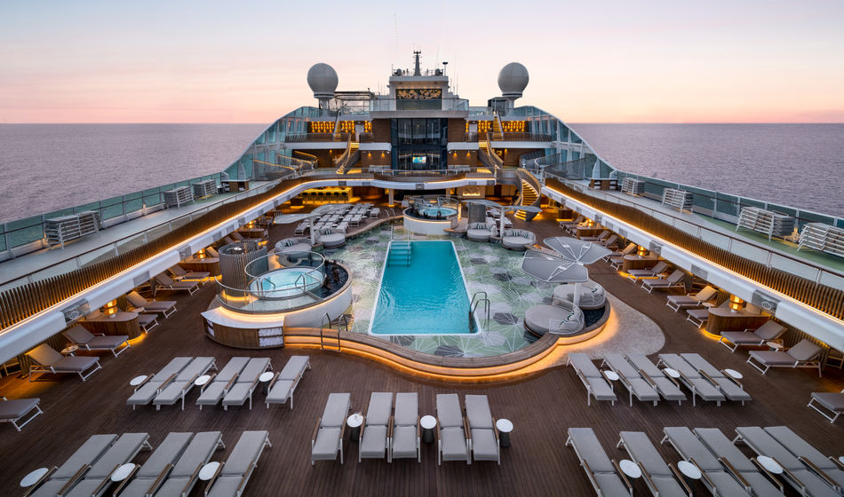 Pool deck of Oceania Allura