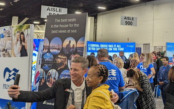 The trade show floor at CruiseWorld.