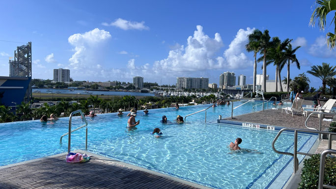 Der Infinity-Pool im Sheraton Puerto Rico Resort & Casino befindet sich im vierten Stock des Komplexes. Der Infinity-Pool im Sheraton Puerto Rico Resort & Casino befindet sich im vierten Stock des Komplexes.