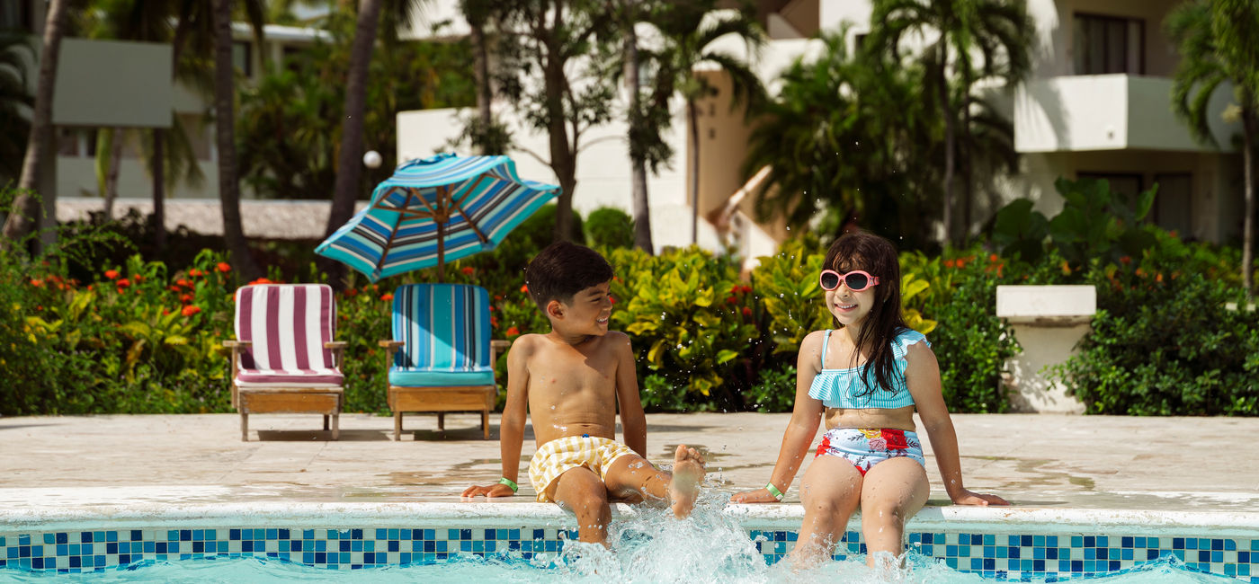 Image: Guests enjoying the pool (Photo Credit: Sunwing Vacations)