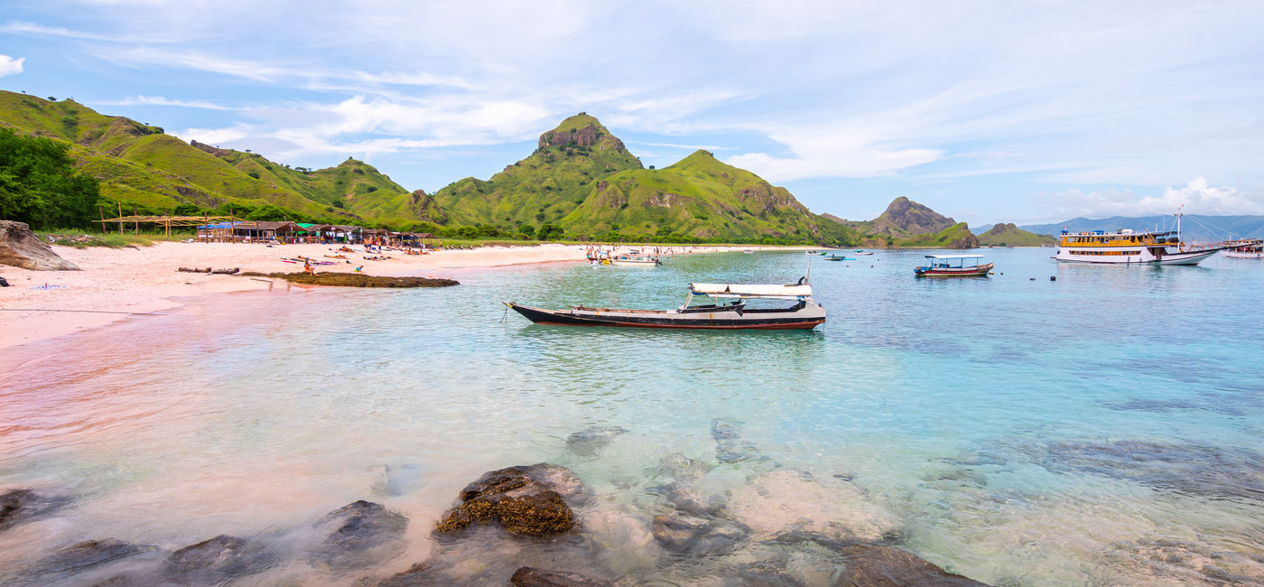 Image: La plage Rose, dans le parc national de Komodo, en Indonésie (Photo Credit: Adobe Stock / jon_chica)