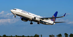 United Airlines' Boeing 737 taking off.